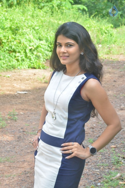 Ruhi Singh New Photos - 7 / 30 photos