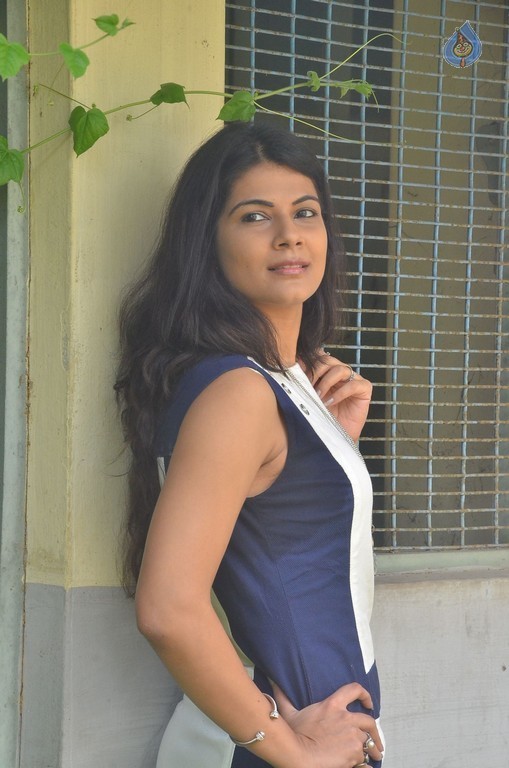 Ruhi Singh New Photos - 12 / 30 photos