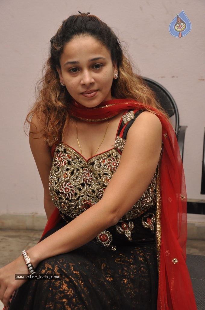 Ruhie Shaikh Hot Stills - 34 / 93 photos