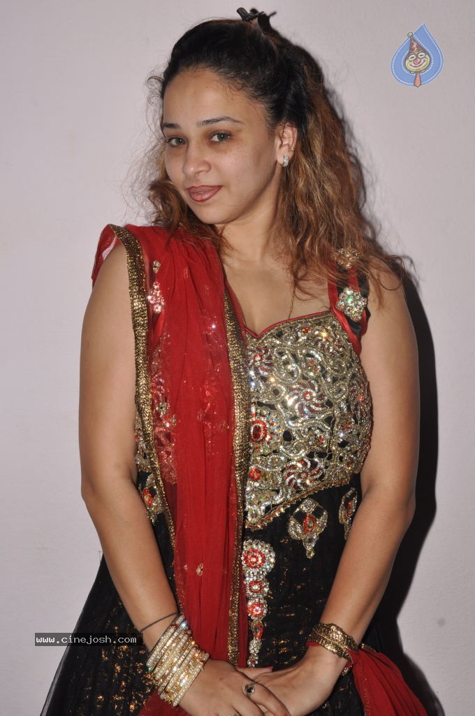 Ruhie Shaikh Hot Stills - 35 / 93 photos