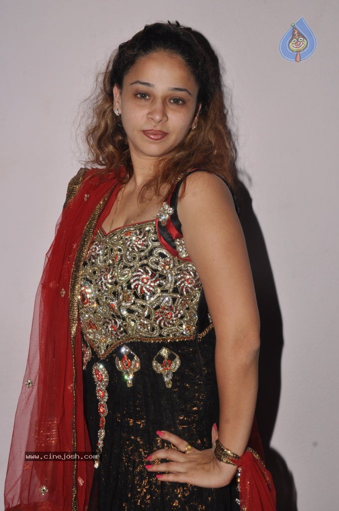 Ruhie Shaikh Hot Stills - 36 / 93 photos