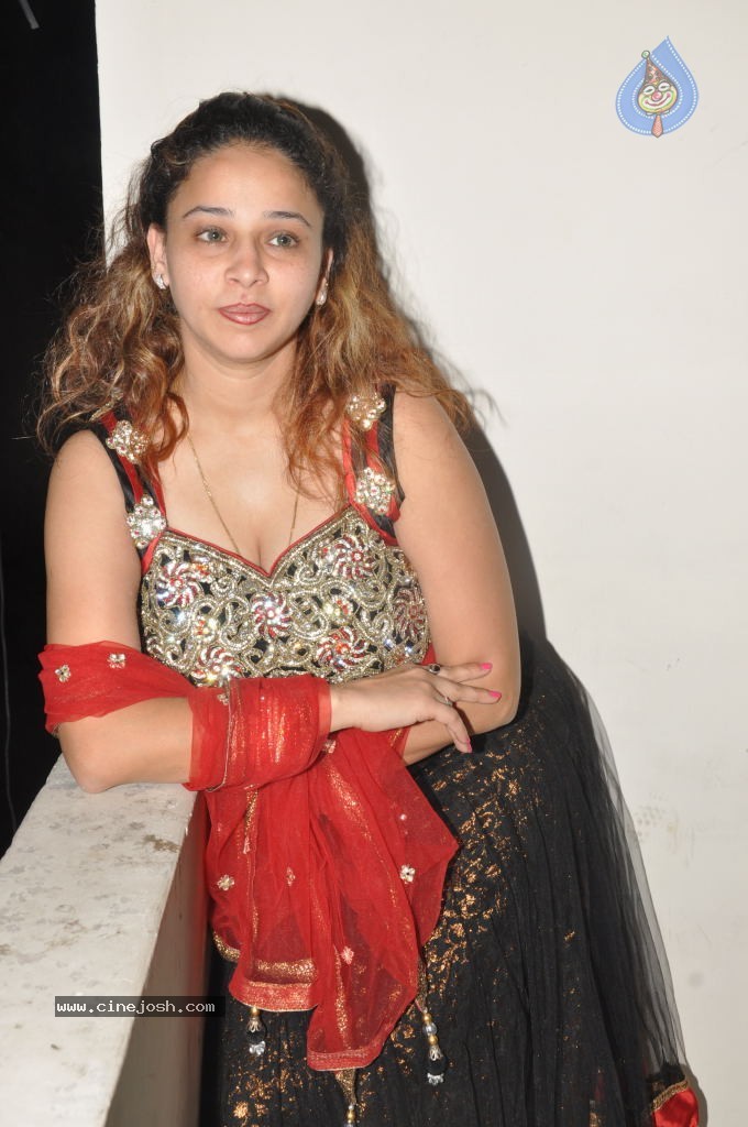Ruhie Shaikh Hot Stills - 49 / 93 photos