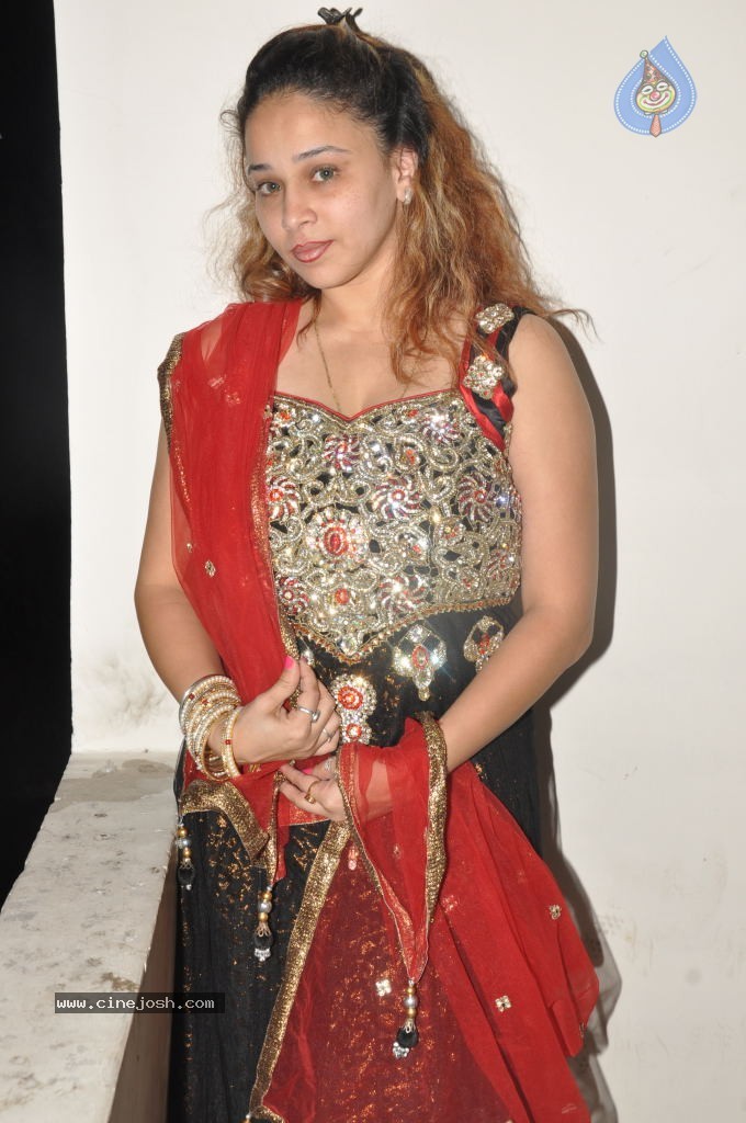 Ruhie Shaikh Hot Stills - 50 / 93 photos