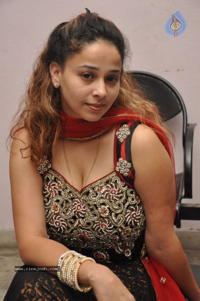 Ruhie Shaikh Hot Stills - 53 / 93 photos