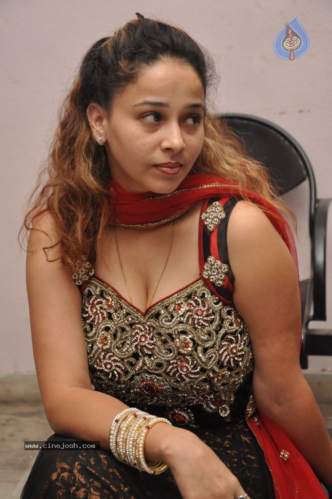 Ruhie Shaikh Hot Stills - 54 / 93 photos