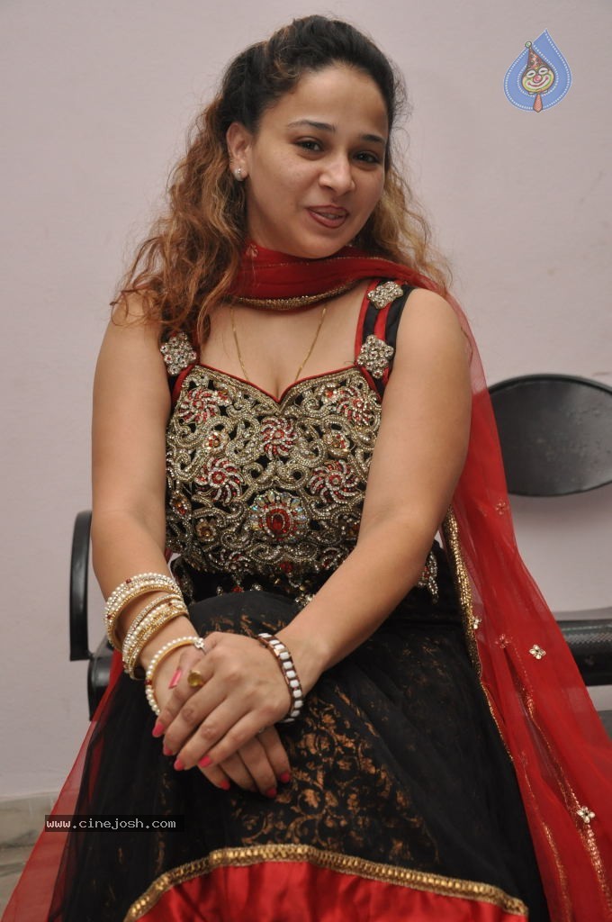 Ruhie Shaikh Hot Stills - 62 / 93 photos