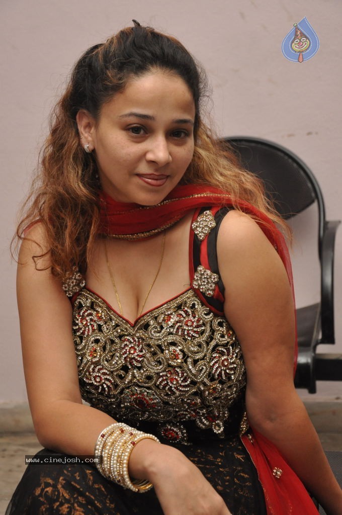 Ruhie Shaikh Hot Stills - 64 / 93 photos