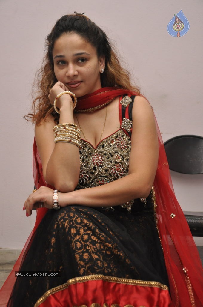 Ruhie Shaikh Hot Stills - 65 / 93 photos