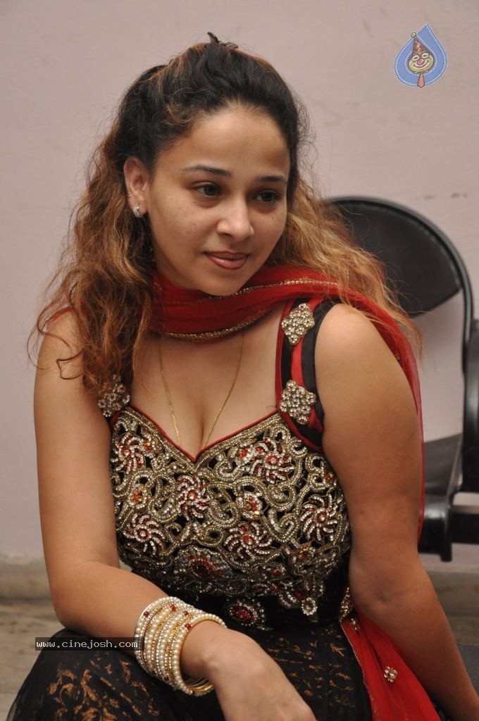 Ruhie Shaikh Hot Stills - 67 / 93 photos