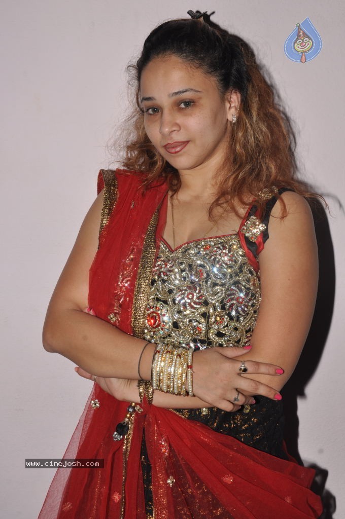 Ruhie Shaikh Hot Stills - 71 / 93 photos
