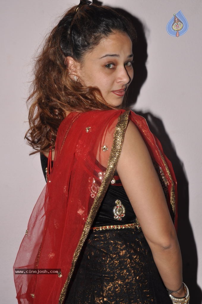 Ruhie Shaikh Hot Stills - 78 / 93 photos