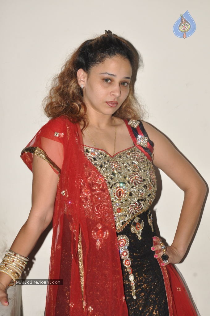 Ruhie Shaikh Hot Stills - 92 / 93 photos