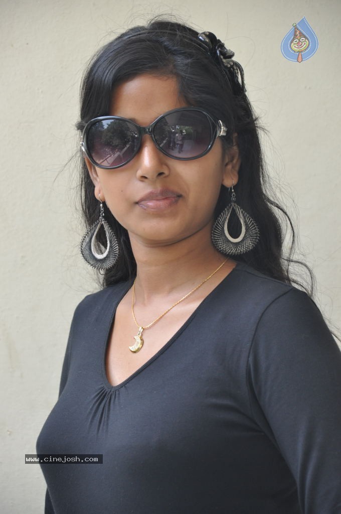 Rushi New Stills - 26 / 80 photos