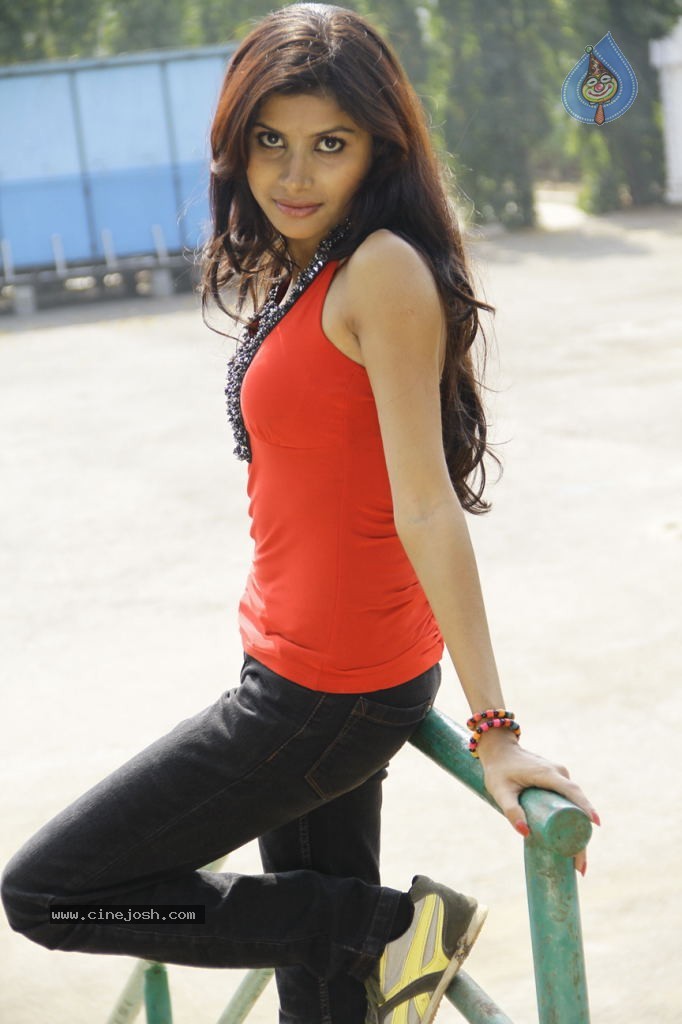 Ruthika Stills in Colorful Life - 7 / 15 photos