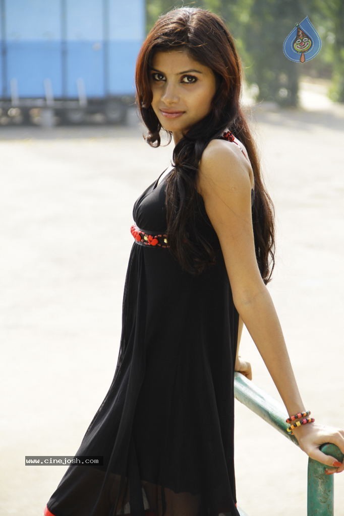 Ruthika Stills in Colorful Life - 13 / 15 photos