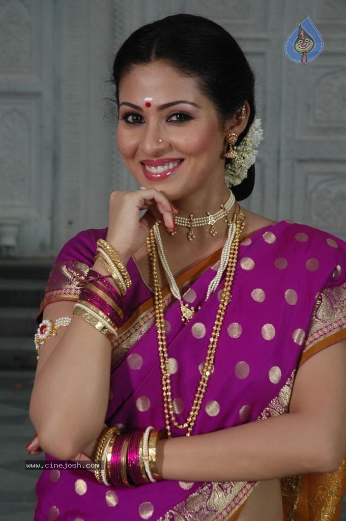 Sada Hot Photos - 24 / 67 photos