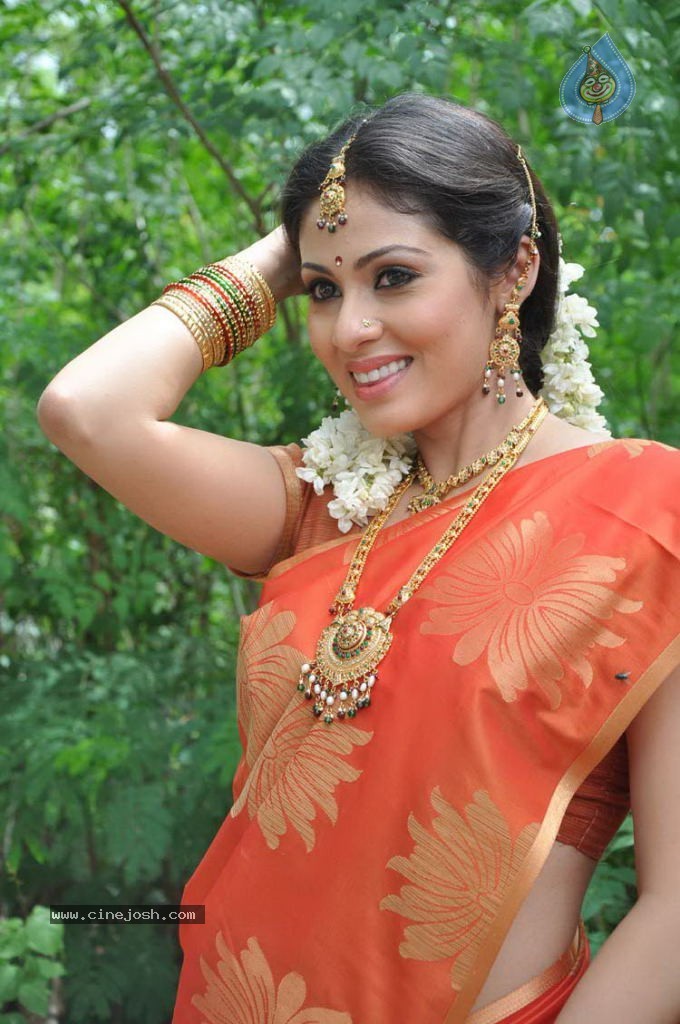 Sada Latest Stills - 8 / 63 photos