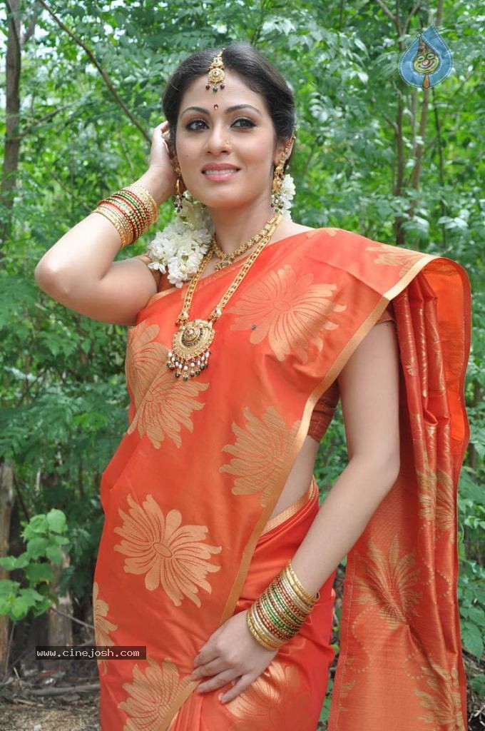 Sada Latest Stills - 32 / 63 photos