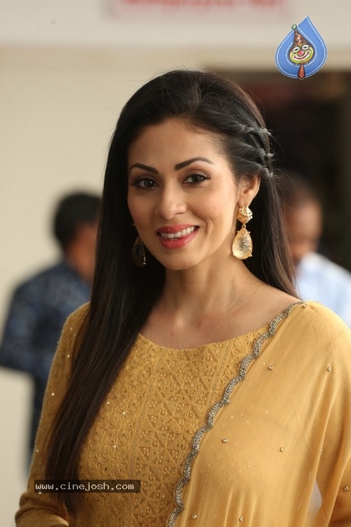 Sadha New Gallery - 2 / 20 photos