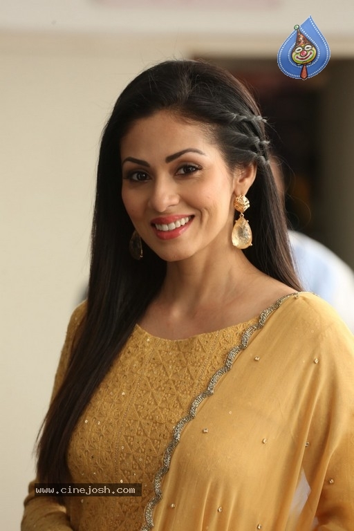 Sadha New Gallery - 4 / 20 photos