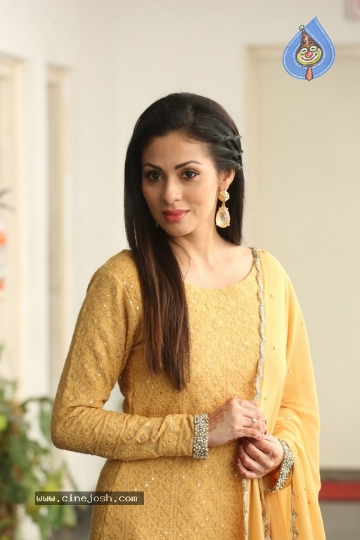 Sadha New Gallery - 6 / 20 photos