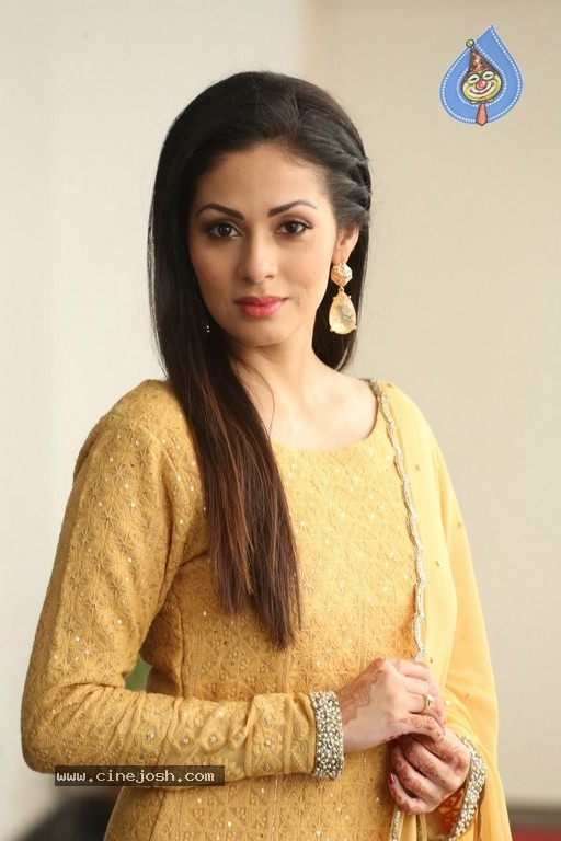 Sadha New Gallery - 7 / 20 photos