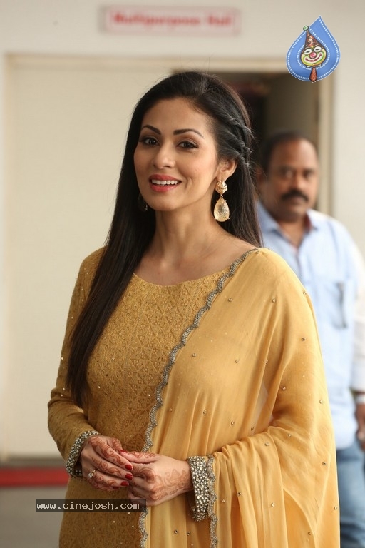 Sadha New Gallery - 11 / 20 photos