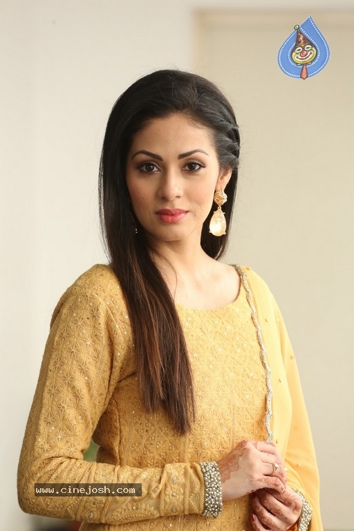 Sadha New Gallery - 14 / 20 photos