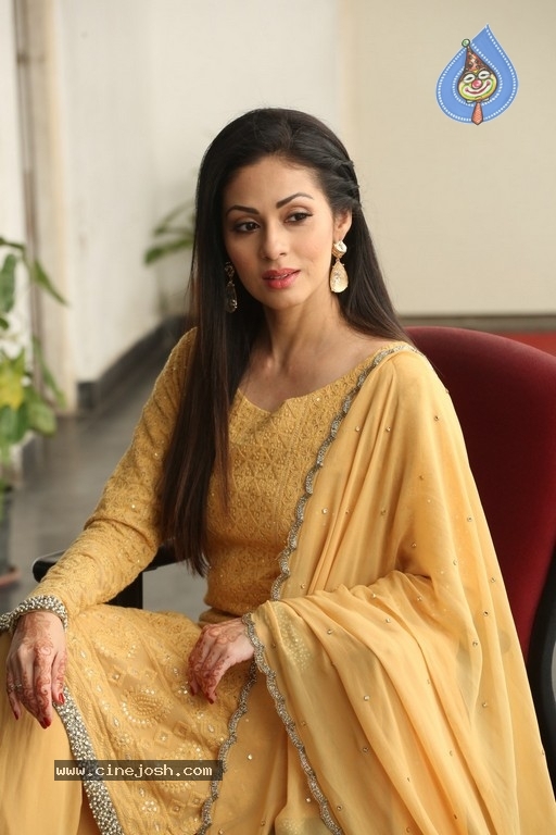 Sadha New Gallery - 15 / 20 photos