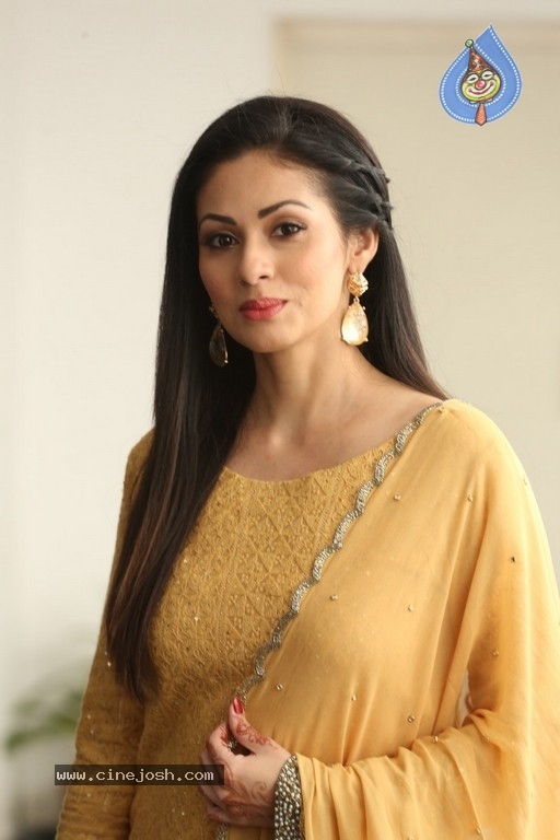 Sadha New Gallery - 17 / 20 photos