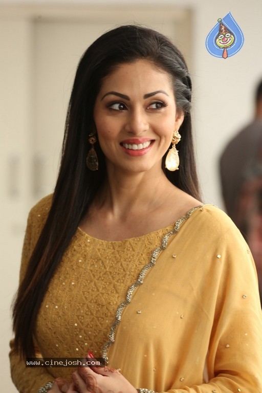 Sadha New Gallery - 18 / 20 photos