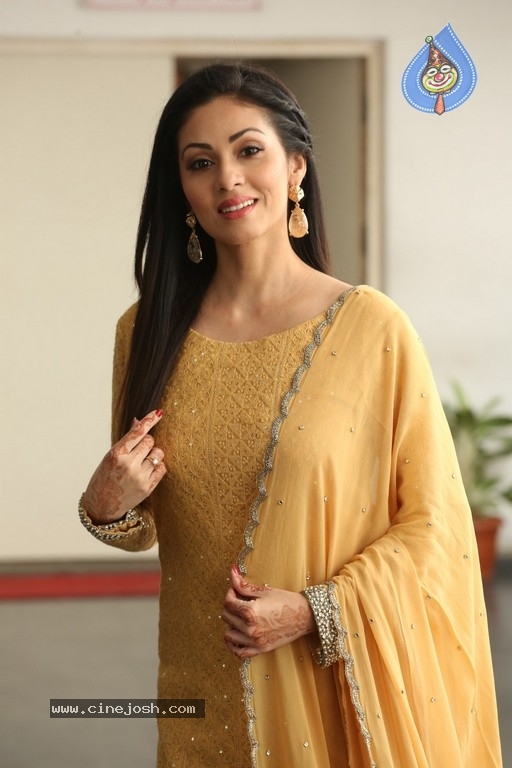 Sadha New Gallery - 20 / 20 photos