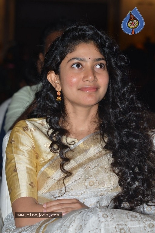 Kangana Ranaut to Sai Pallavi: Indian actresses with naturally curly hair |  Times of India