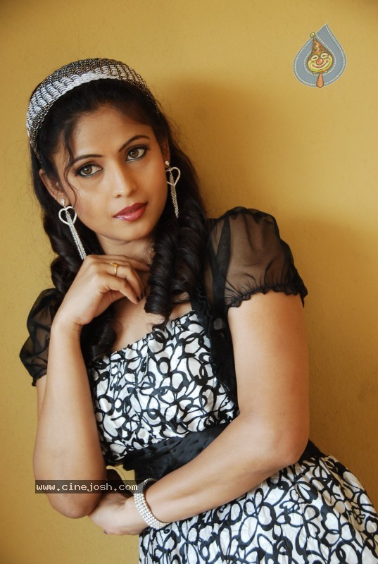 Saira Banu Stills - 33 / 40 photos