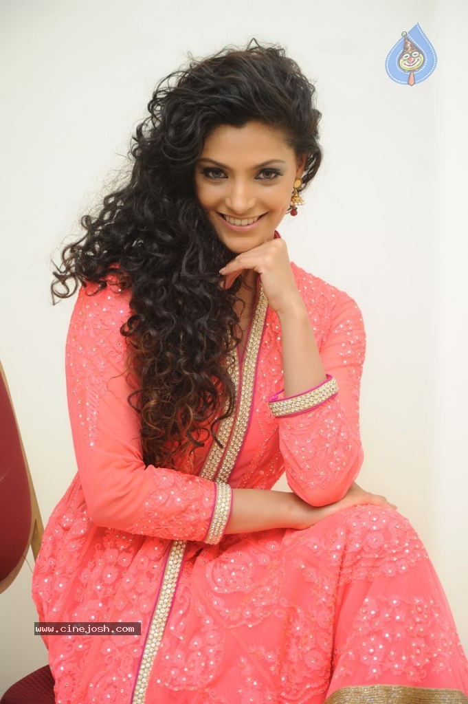 Saiyami Kher New Stills - 27 / 94 photos