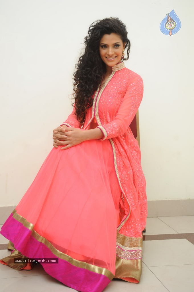 Saiyami Kher New Stills - 34 / 94 photos