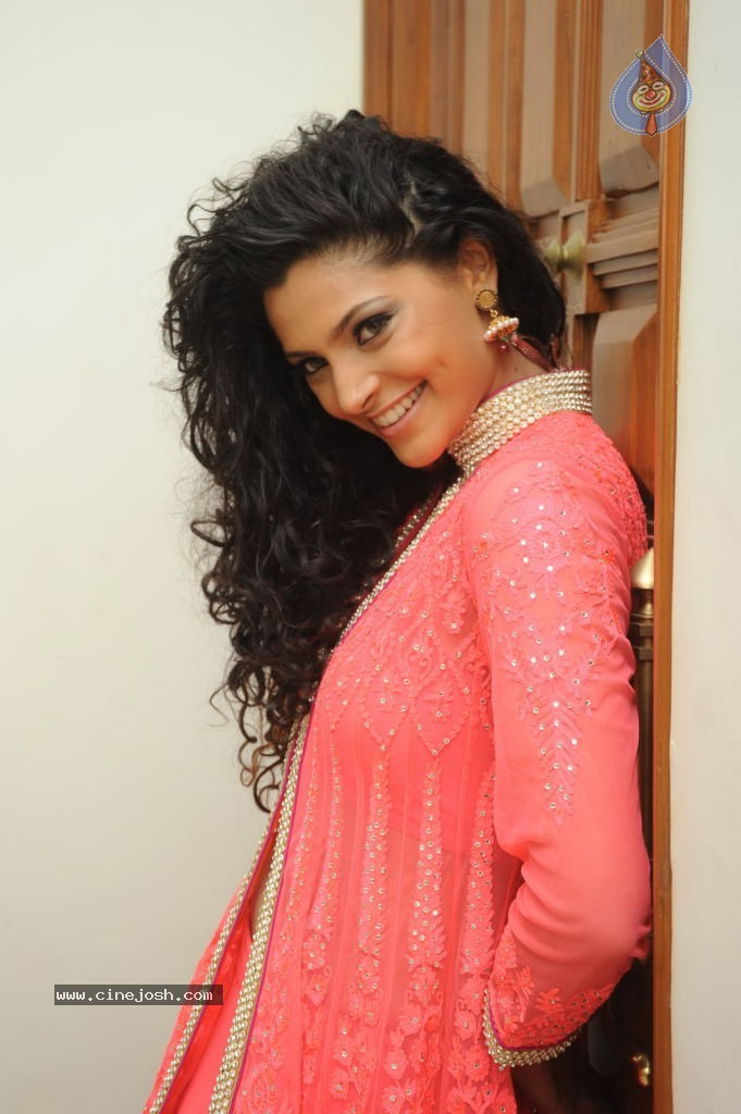 Saiyami Kher New Stills - 43 / 94 photos