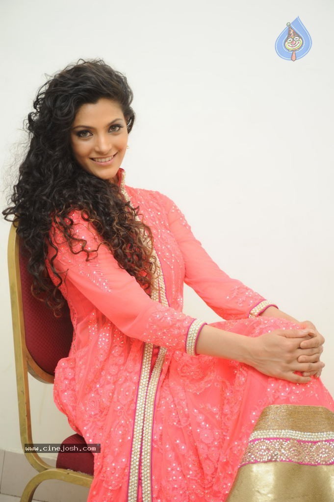 Saiyami Kher New Stills - 66 / 94 photos