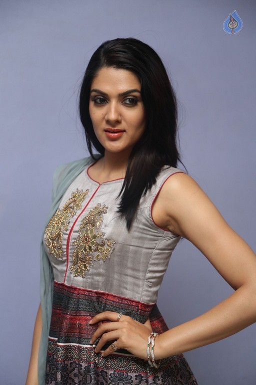Sakshi Chaudhary New Pics - 34 / 40 photos