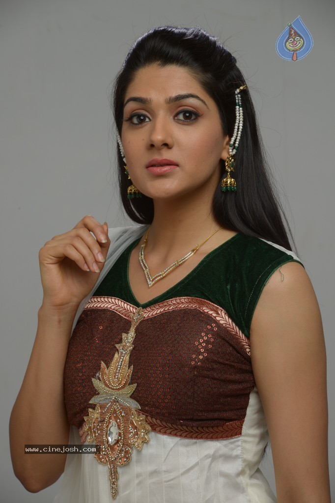 Sakshi Choudhary Gallery - 13 / 80 photos