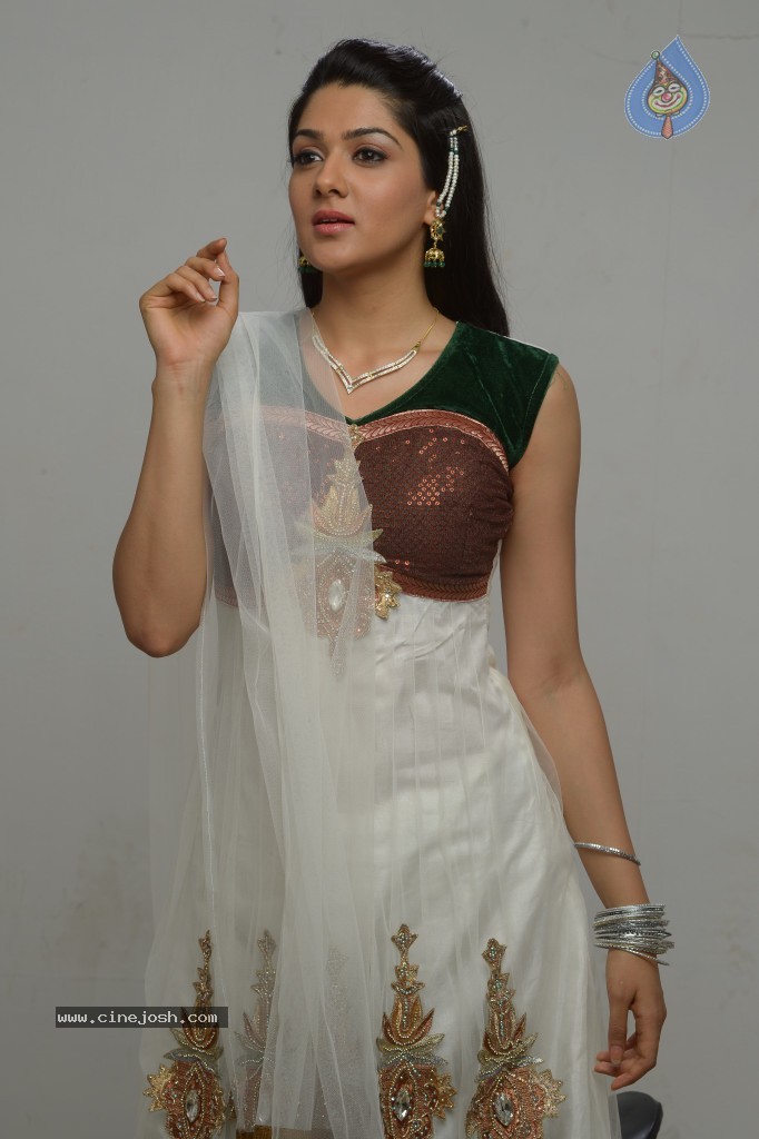 Sakshi Choudhary Gallery - 52 / 80 photos