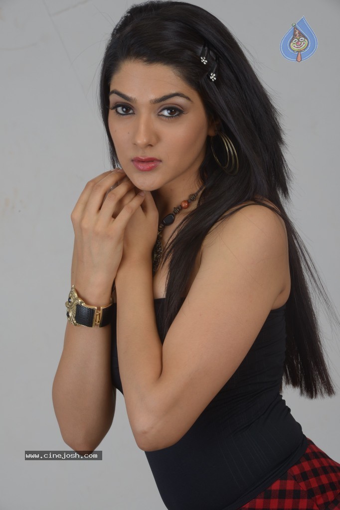 Sakshi Choudhary Hot Gallery - 6 / 40 photos