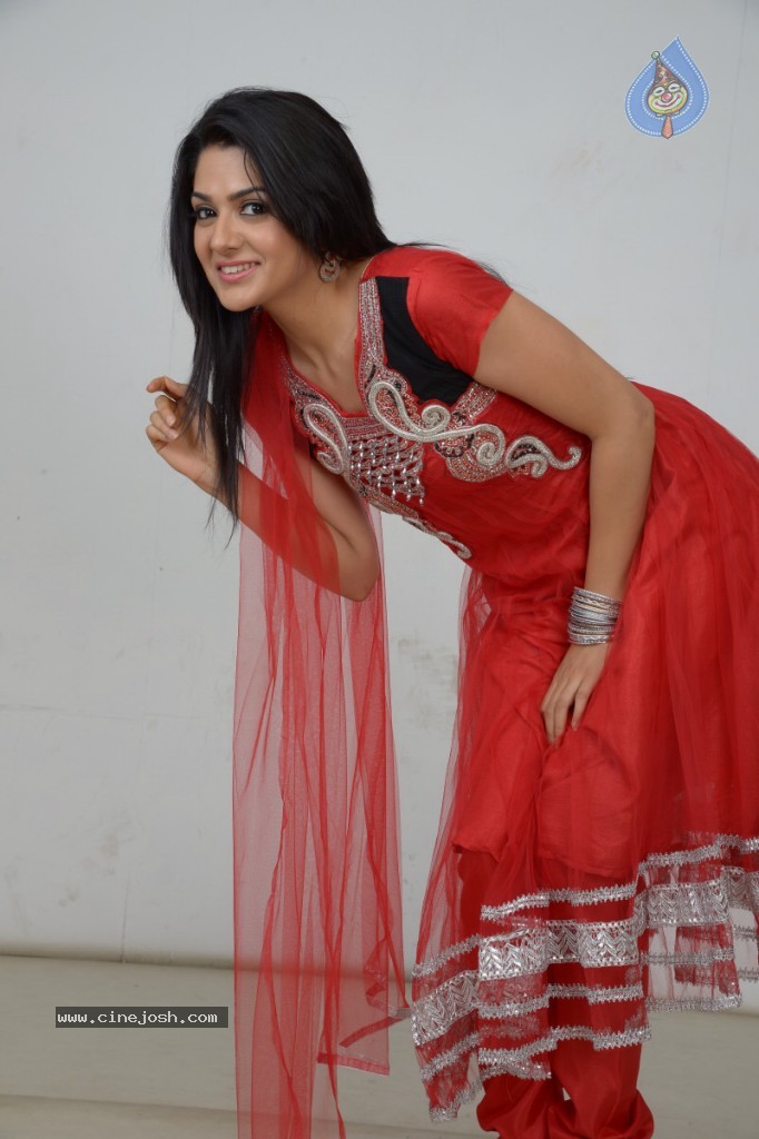 Sakshi Choudhary New Stills - 15 / 63 photos
