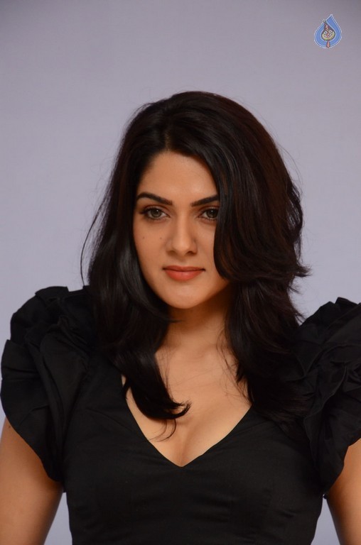 Sakshi Chowdary New Gallery - 11 / 39 photos