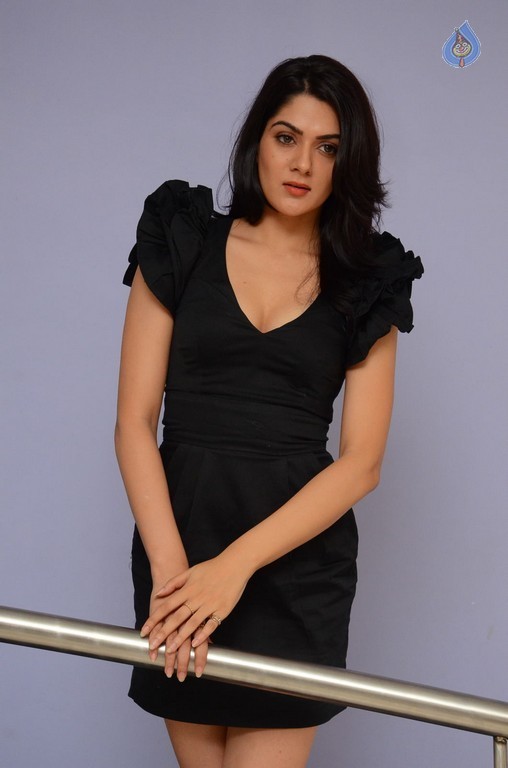Sakshi Chowdary New Gallery - 34 / 39 photos