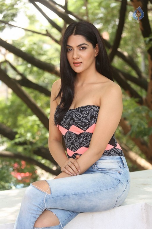 Sakshi Chowdary New Pics - 24 / 54 photos