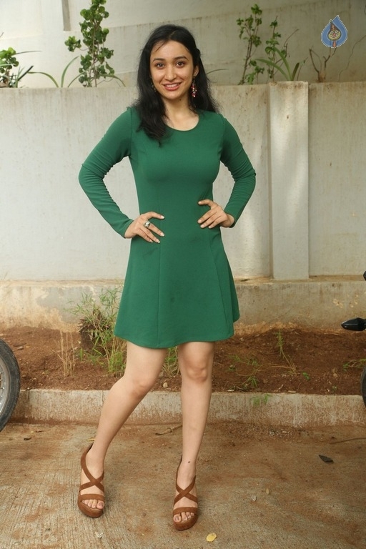 Sakshi Kakkar New Photos - 19 / 26 photos