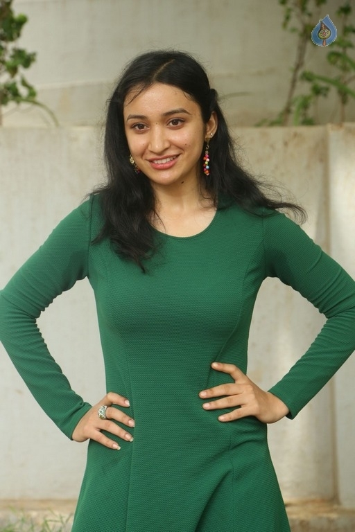 Sakshi Kakkar New Photos - 24 / 26 photos