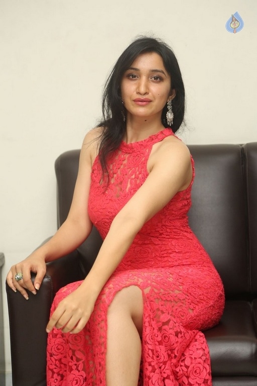 Sakshi Kakkar New Photos - 23 / 35 photos