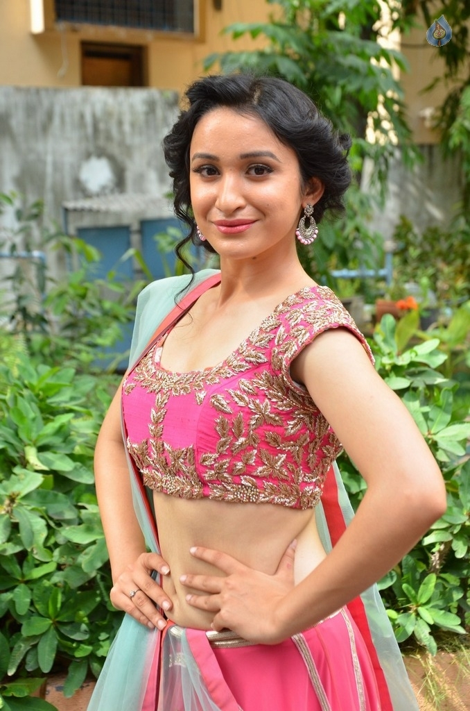 Sakshi Kakkar New Stills - 19 / 33 photos